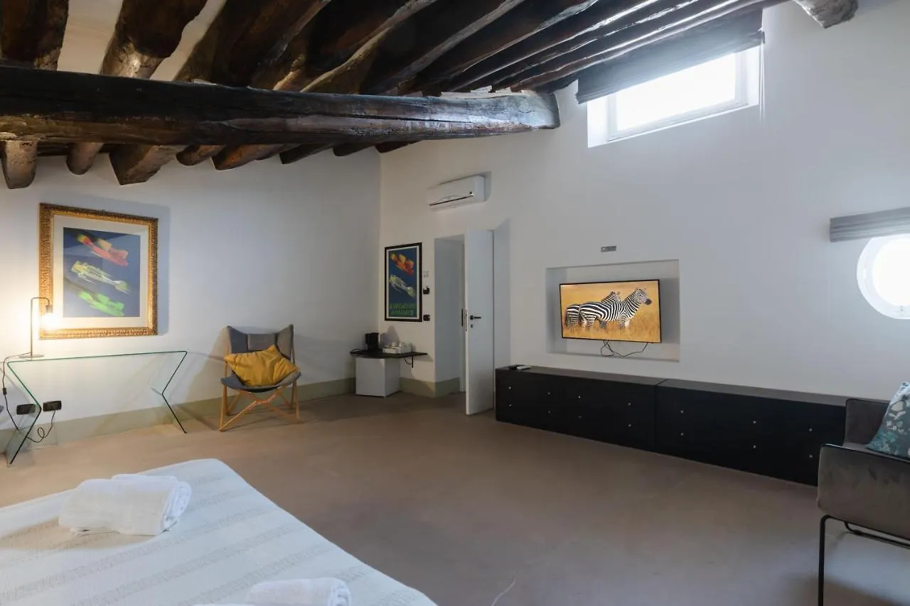 Palazzo Cavarretta - Pinella'S Rooms And Apartment Palermo 3*,  Italy